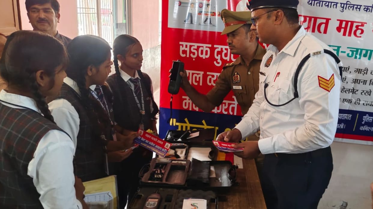 School children took oath of safe traffic under Road Safety Life Saving in Varanasi