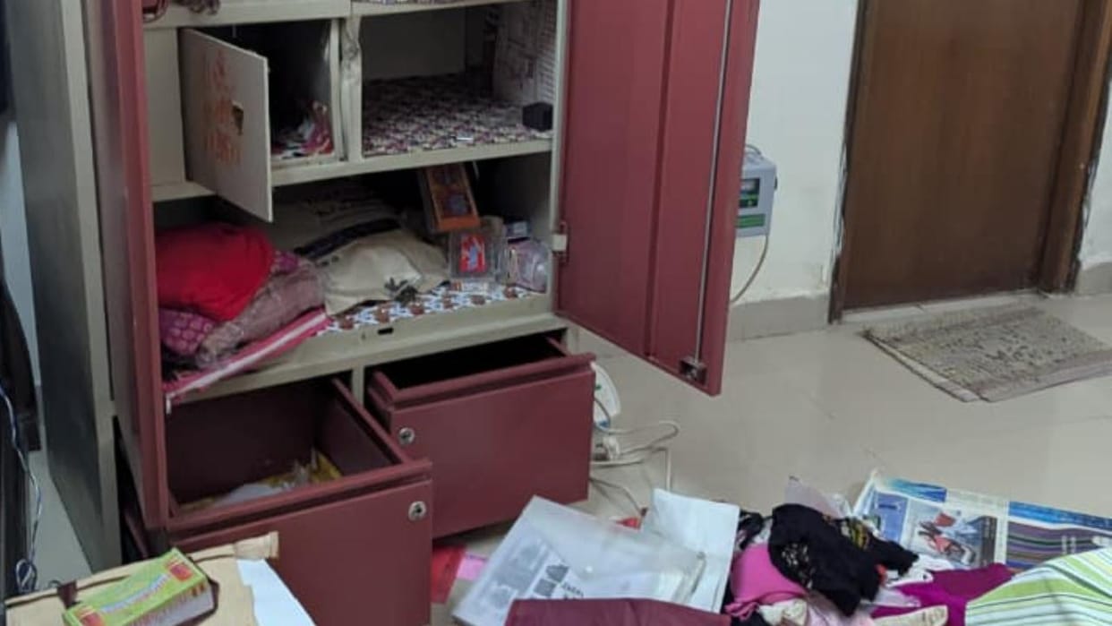 Jhansi: Police kept investigating outside, theft took place inside