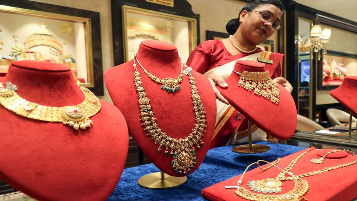 Gold Price Falling  Silver Prices Boost Exchange and Jewellery Remodeling Trend