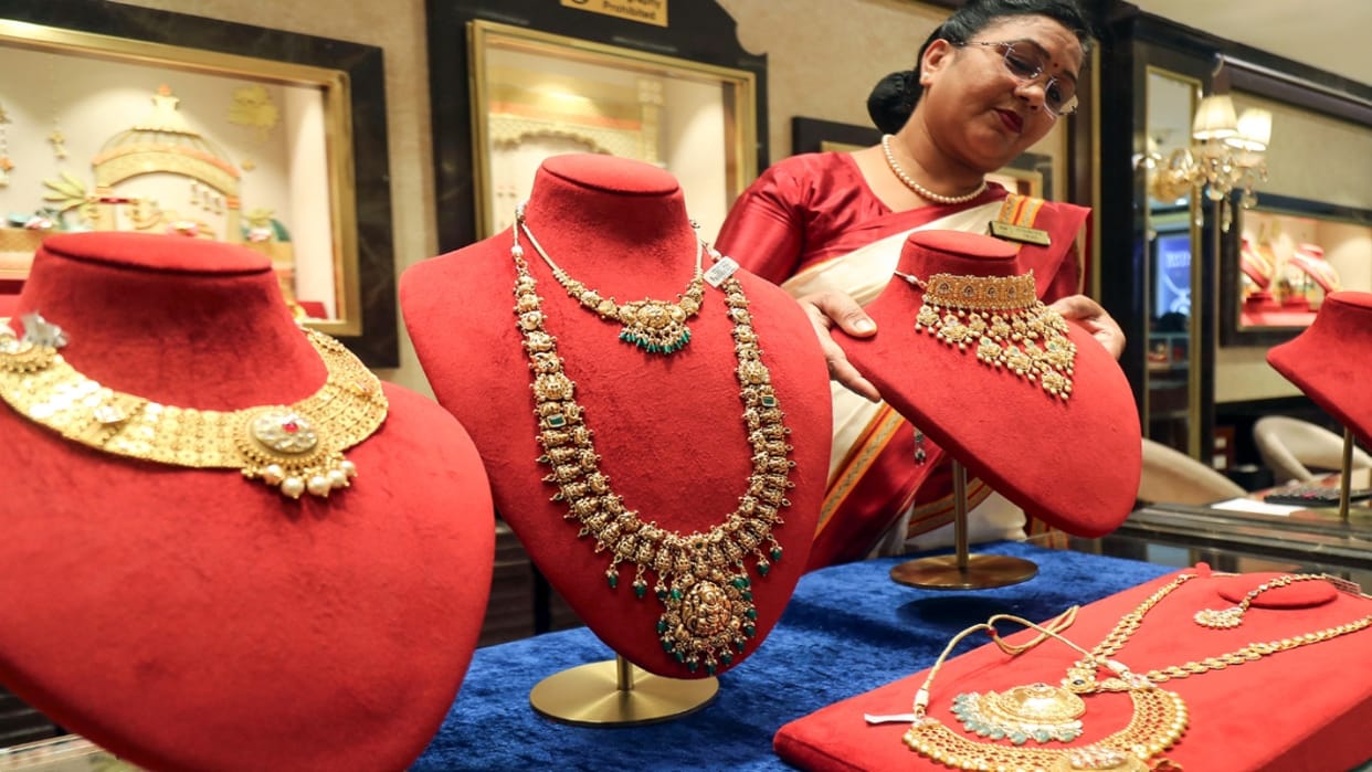 Gold Price Falling  Silver Prices Boost Exchange and Jewellery Remodeling Trend