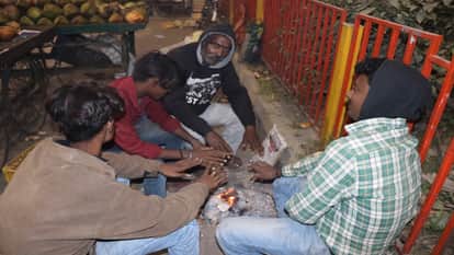 सर्द मौसम में ठंडी हवाओं से बचने के लिए अलाव का सहारा लेते राहगीर।