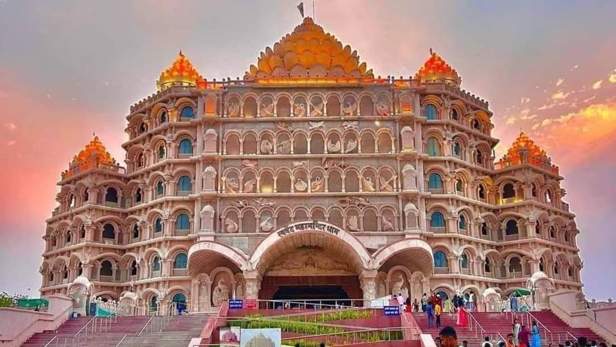 Swarved Mahamandir becomes Mini India More than 25,000 people arrive welcome cultural kitchen security