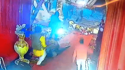 शादी में फार्म हाउस के प्रवेश द्वार पर भिड़े घराती-बराती