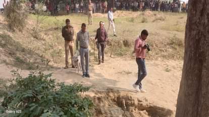 थरवई के जंगल में  युवती का  शव  मिलने के बाद पहुंची पुलिस।