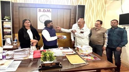 Strike ends in Bemetara paddy procurement begins MLA inaugurates announces end of strike to SDM