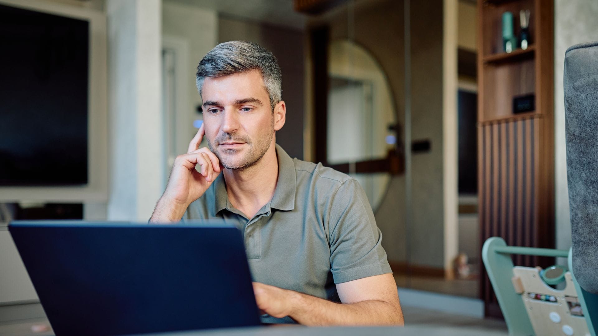 Health Tips: Premature Grey Hair At A Young Age Know Cause Safed Baal Hone ke Karan