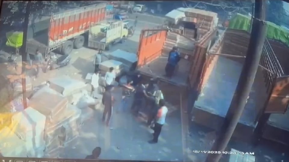 Meerut: employees of a transporter were brutally beaten by goons