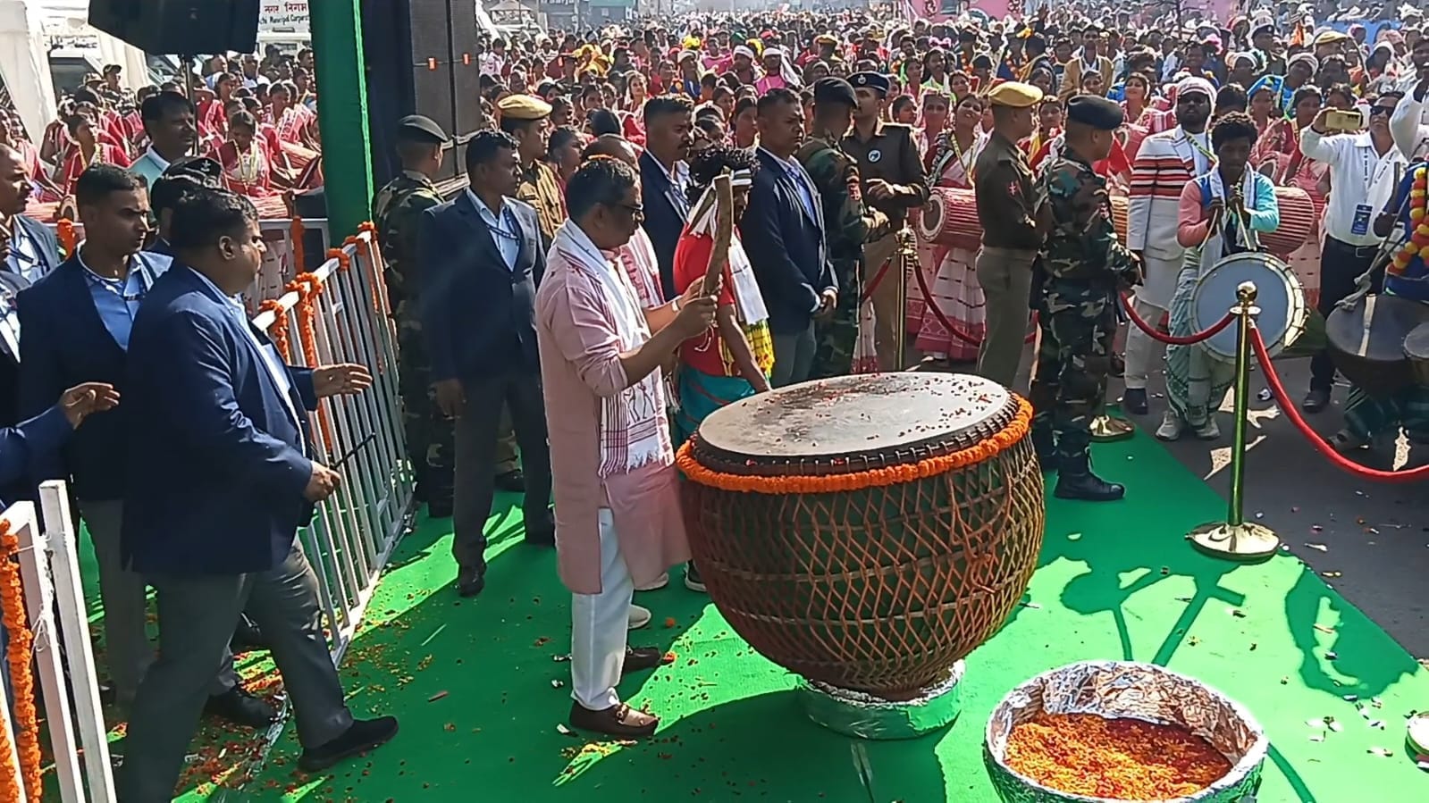25 वें स्थापना दिवस के कार्यक्रम के दौरान सीएम हेमंत सोरेन नगाड़ा बजाते हुए।