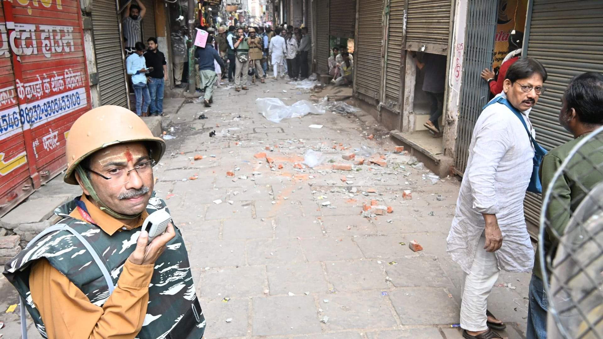 argument broke out between officers and woman during demolition work in Dal Mandi, Varanasi