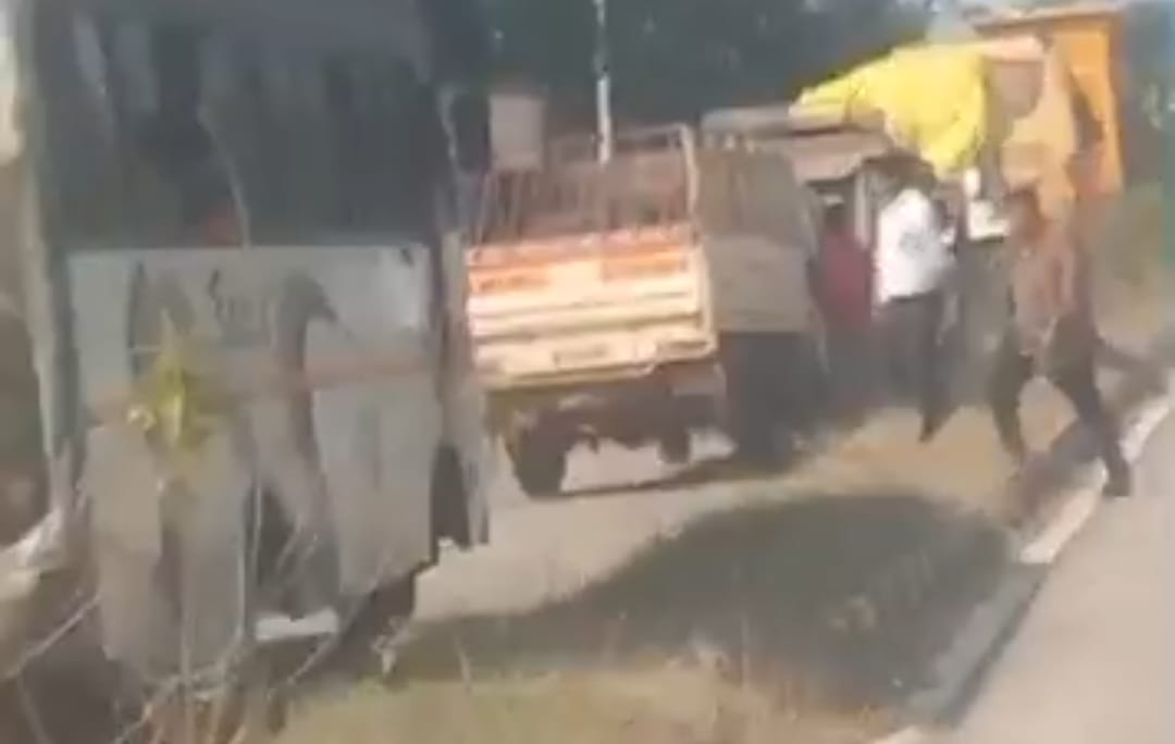 हाथी के हमले में युवक की मौत के बाद मचा हंगामा।