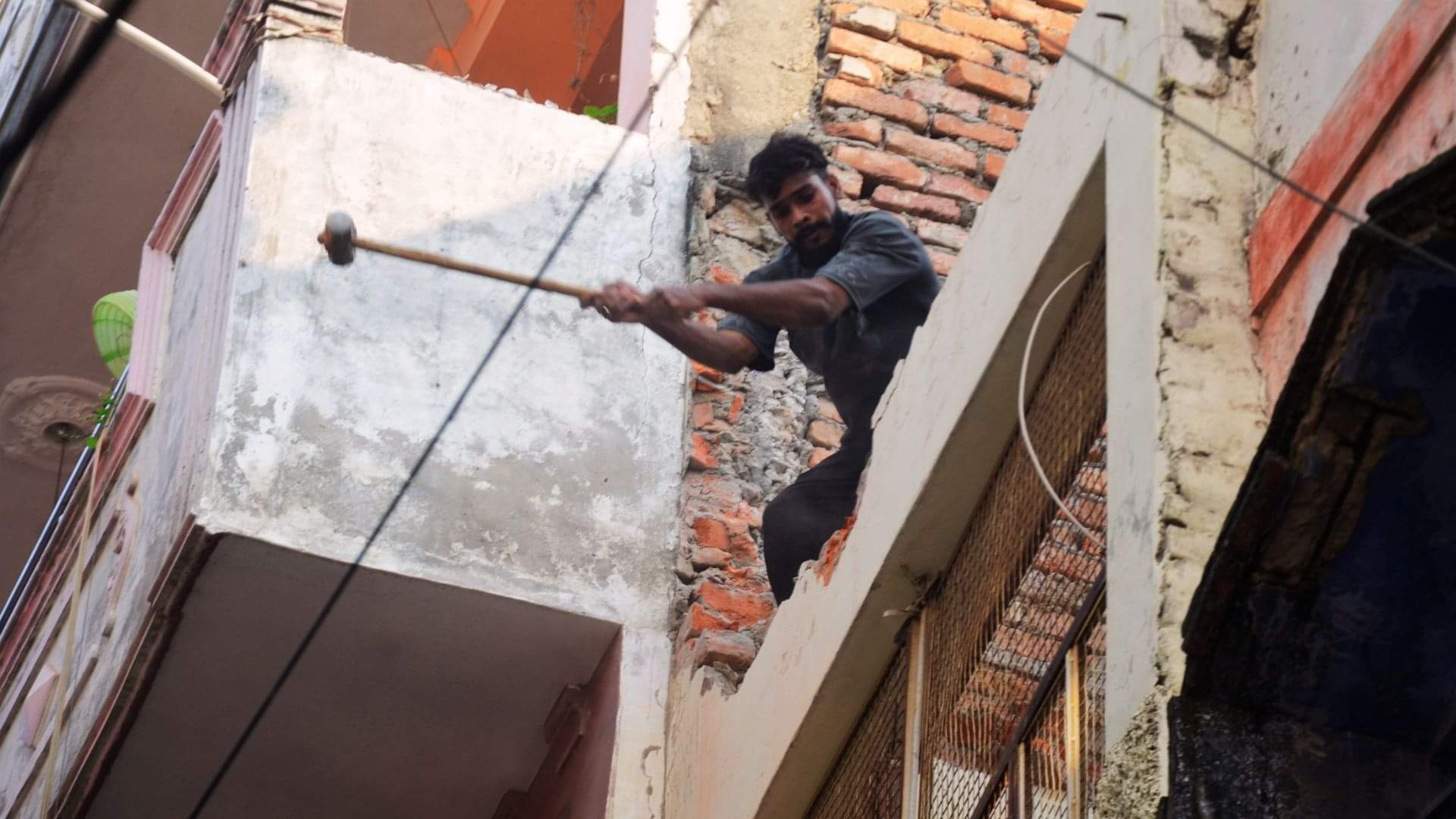 argument broke out between officers and woman during demolition work in Dal Mandi, Varanasi