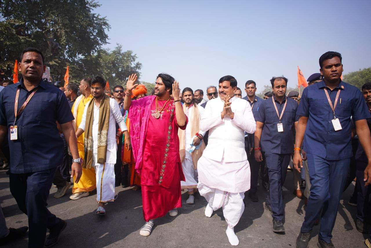 Bageshwar Baba Padyatra: CM Yadav participated in Dhirendra Shastri's unity march, took prasad sitting on the