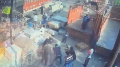 Meerut: A young man was beaten with sticks by 10 goons in Tipi Nagar, whoever came to save him was beaten