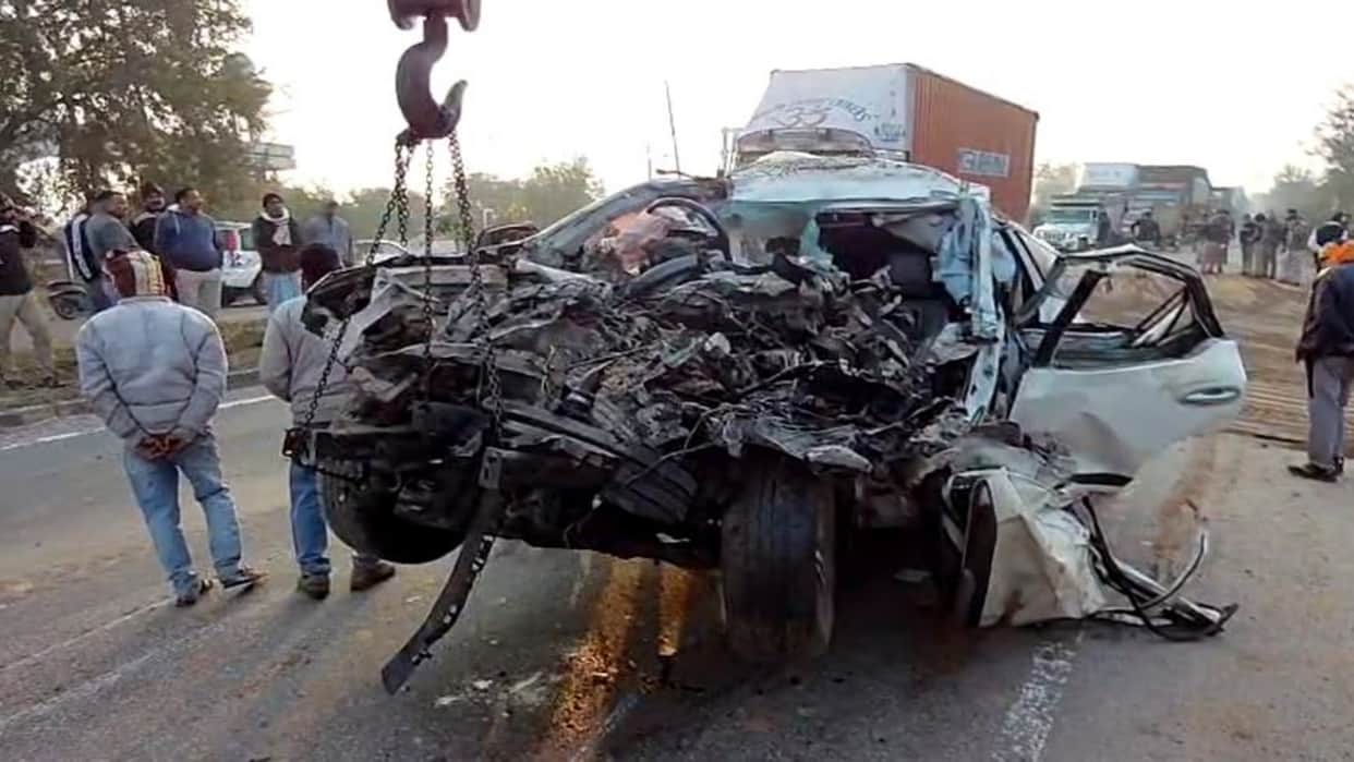 Gwalior News: Horrific Crash on Gwalior-Jhansi Highway as Speeding Fortuner Rams Into Tractor-Trolley;5 Kille