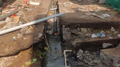 मलबे से भरी नाली में डाले जा रहे थे सीवरेज पाइप