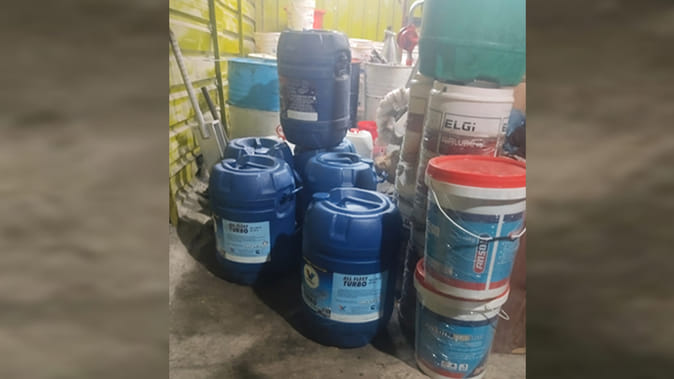 Kanpur: 330 liters of fake Mobil oil recovered from shop, shop owner arrested