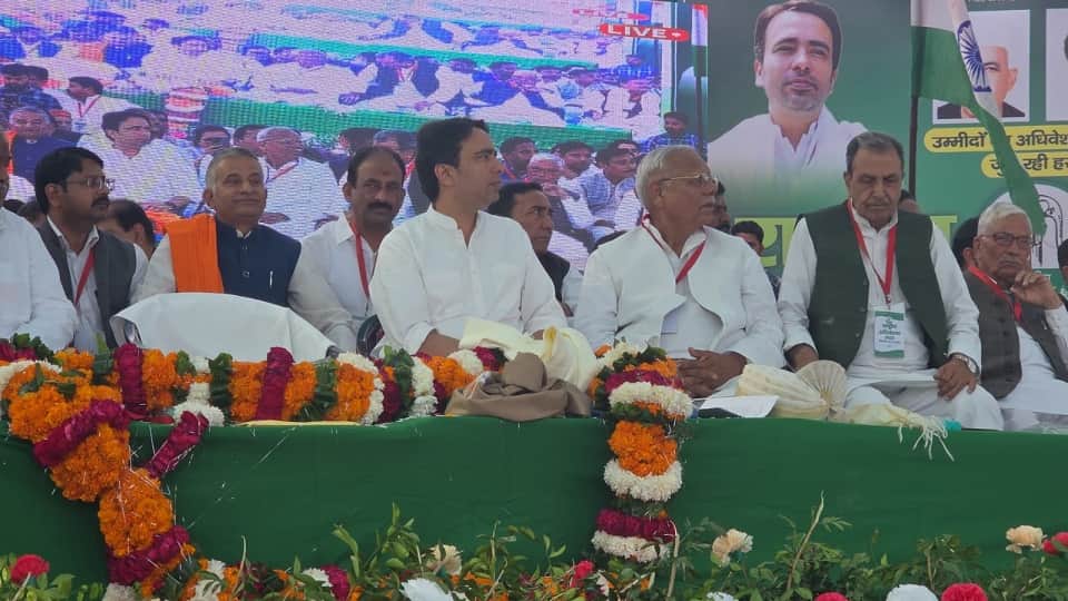 रैली में शामिल जयंत चाैधरी।