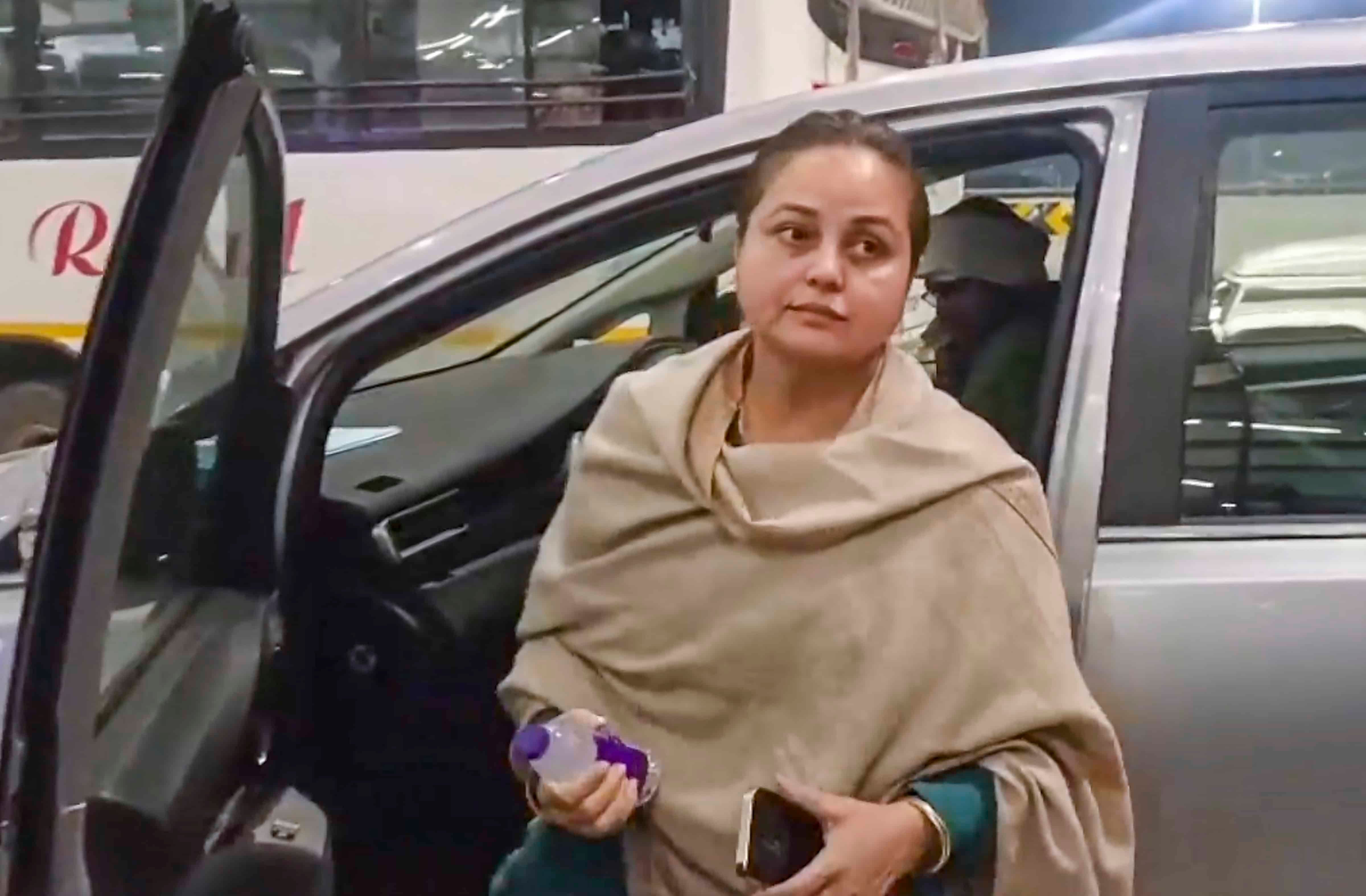 रोहिणी आचार्य ने पटना एयरपोर्ट से निकलते समय दु:ख भरी आपबीती सुनाई थी।