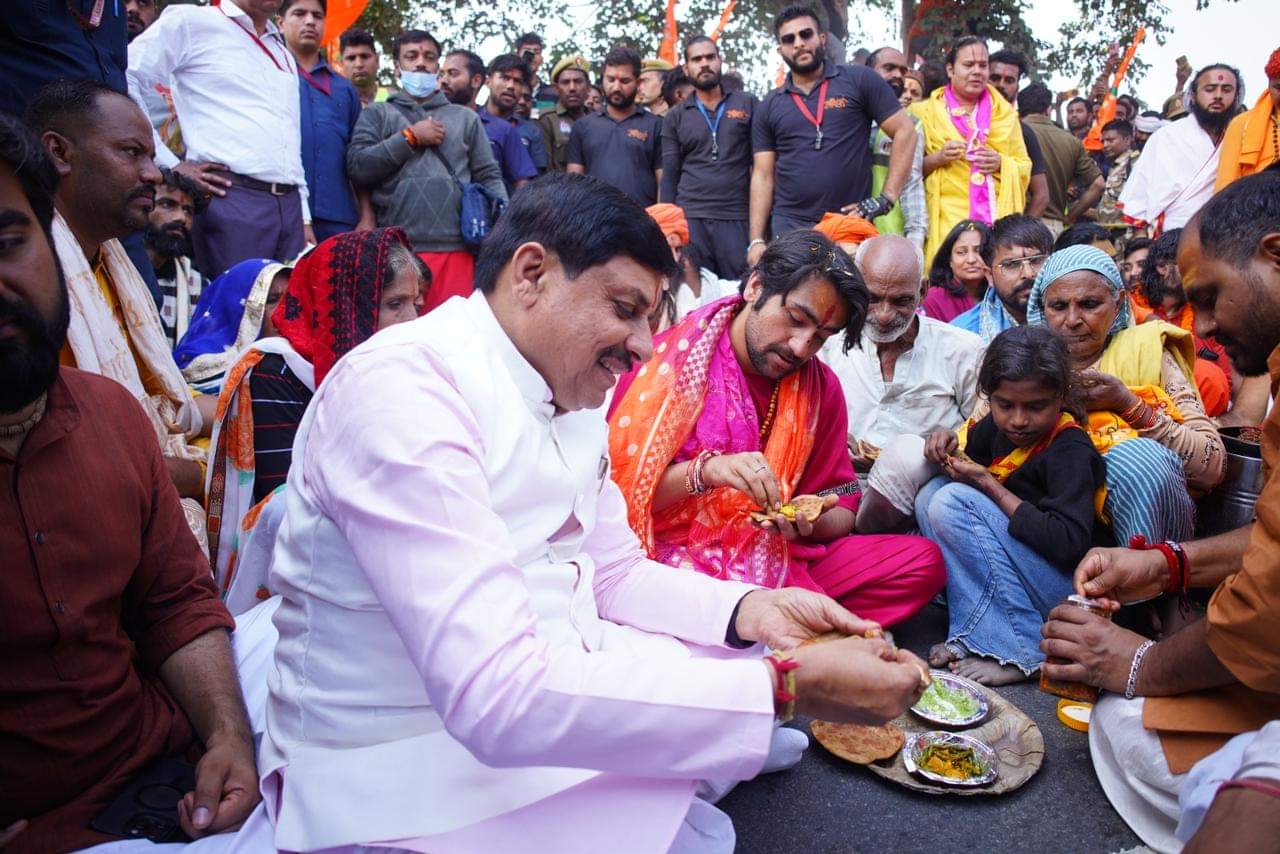 Bageshwar Baba Padyatra: CM Yadav participated in Dhirendra Shastri's unity march, took prasad sitting on the