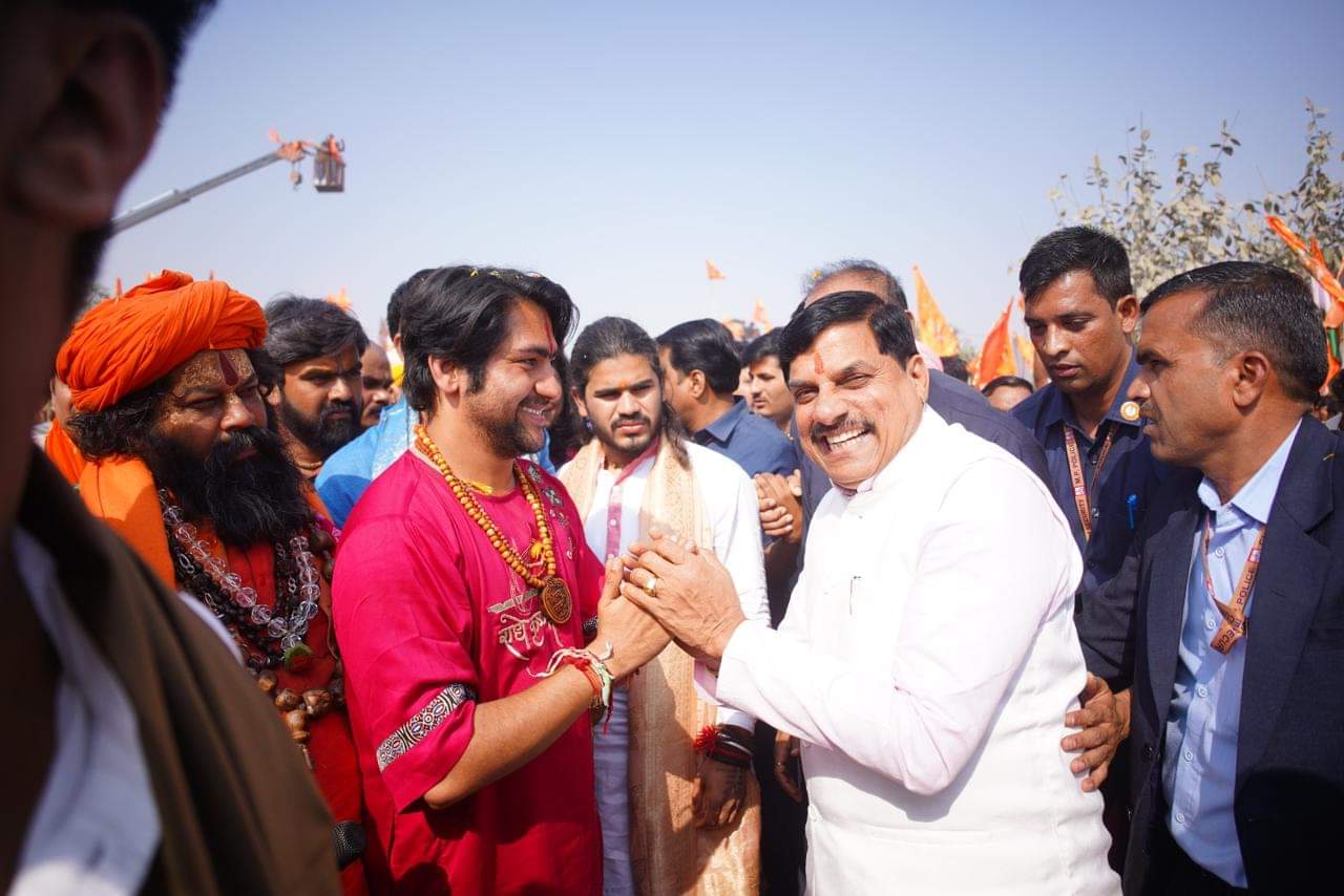 Bageshwar Baba Padyatra: CM Yadav participated in Dhirendra Shastri's unity march, took prasad sitting on the