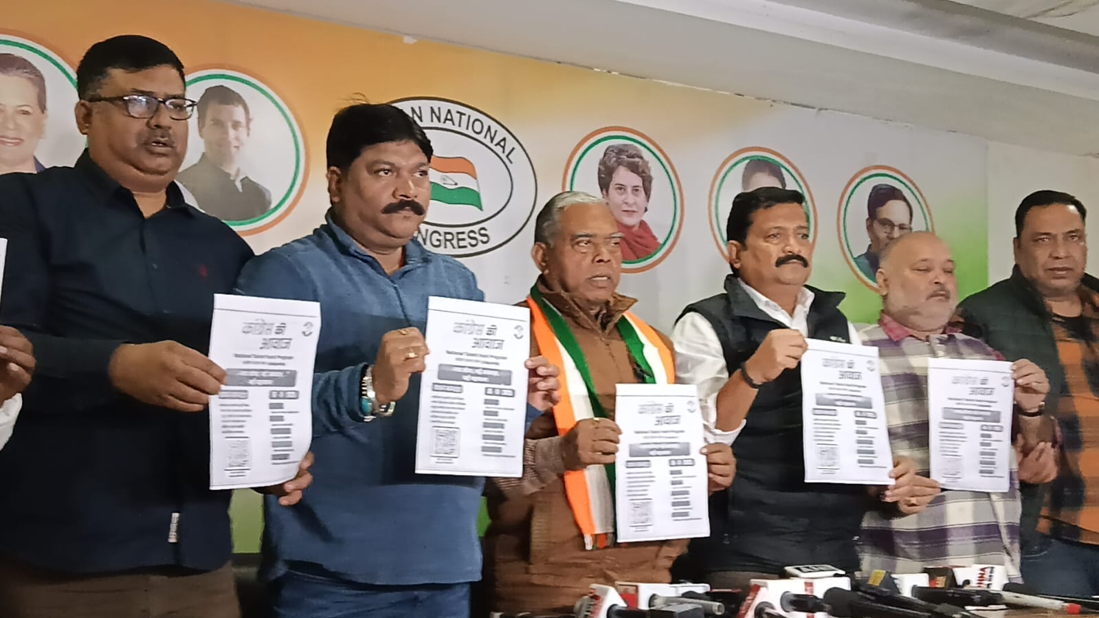 टैलेंट हंट कार्यक्रम के दौरान हाथों में पोस्ट लिए हुए एक समूह चित्र में पार्टी पदाधिकारी।
