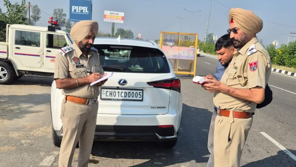 Special check post on National Highway Khanna Police issues challans to traffic rule violators