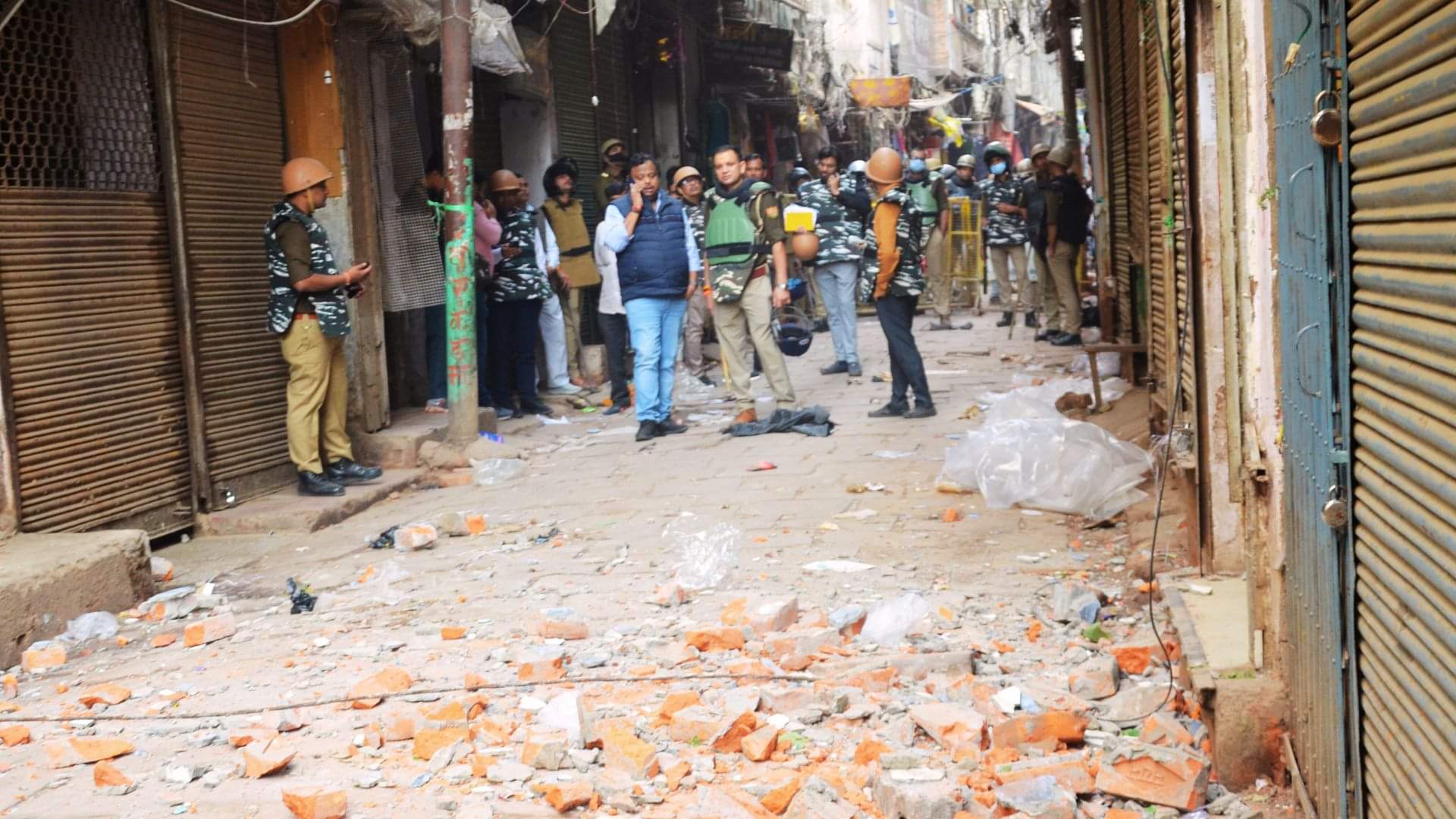 argument broke out between officers and woman during demolition work in Dal Mandi, Varanasi