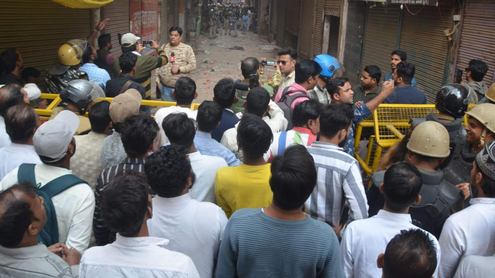argument broke out between officers and woman during demolition work in Dal Mandi, Varanasi