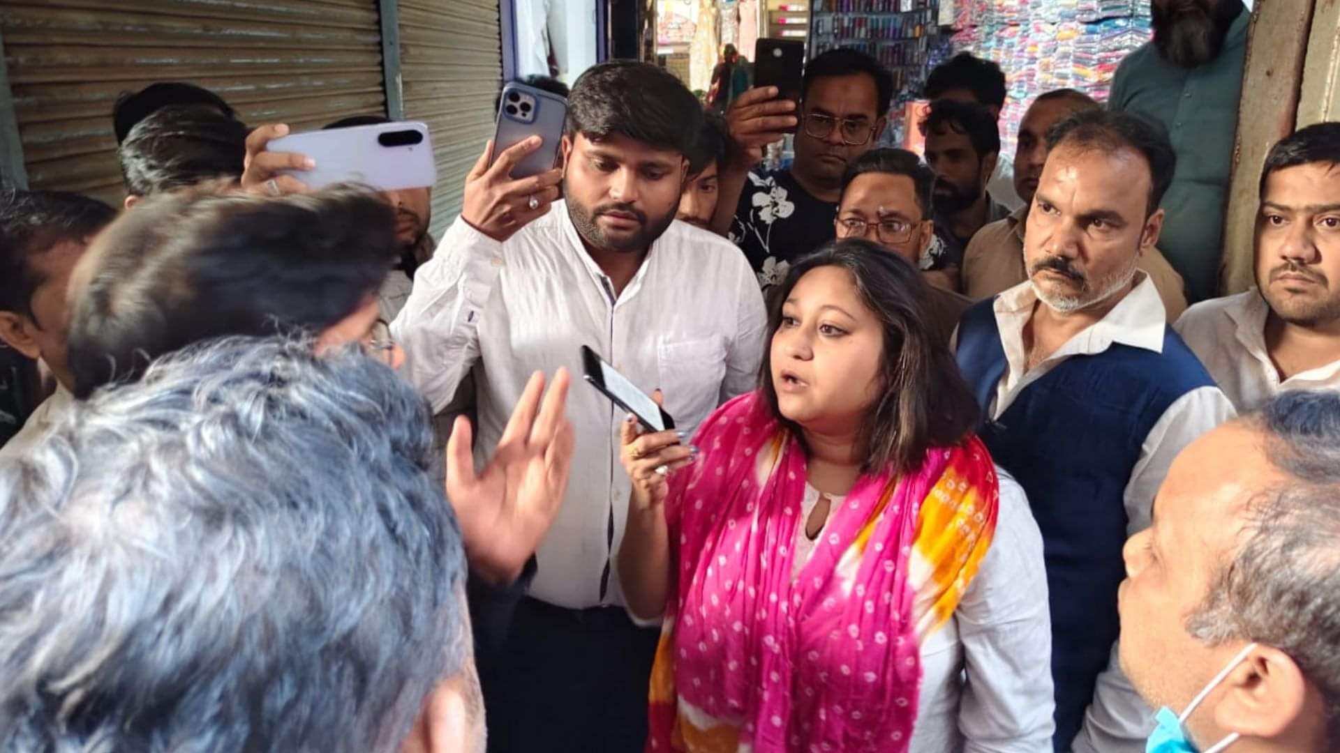 argument broke out between officers and woman during demolition work in Dal Mandi, Varanasi