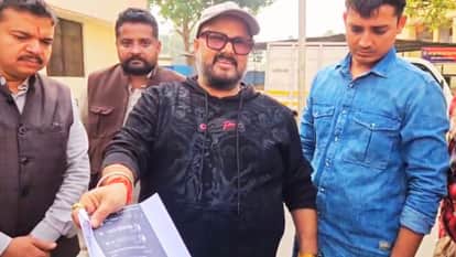 आजमगढ़ में एसपी के पास पत्रक लेकर पहुंचे मनोज सिंह टाइगर।
