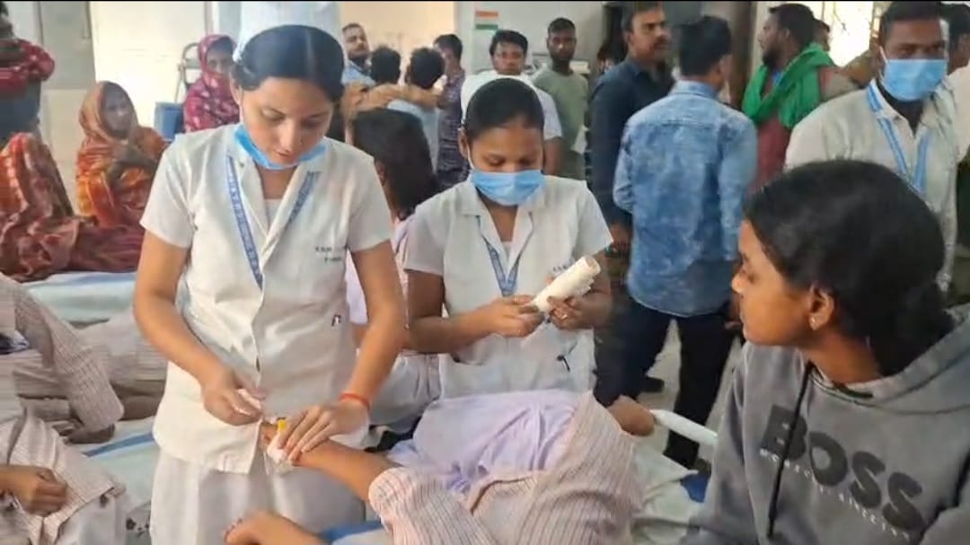 अस्पताल में भर्ती छात्राएं