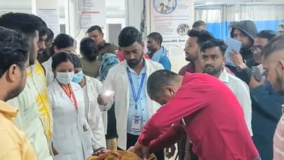 Bihar News: Bike rider dies after being hit by an uncontrolled bus, driver absconding news in hindi