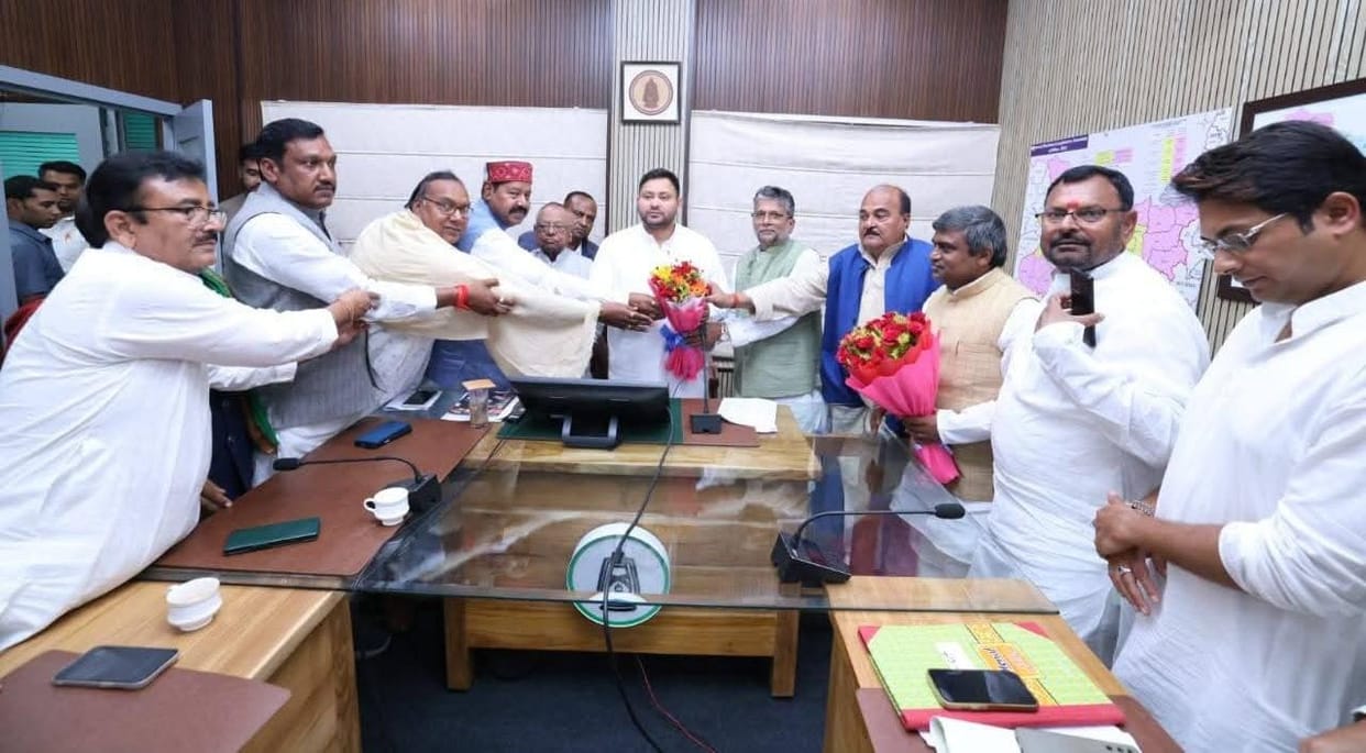 Bihar Election: Tejashwi Yadav holds meeting with RJD leaders, Lalu-Rabri also present