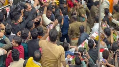 Chaos at Banke Bihari Temple: Crowd Surges During Dhirendra Shastri’s Visit Police Sevayat Scuffle Erupts