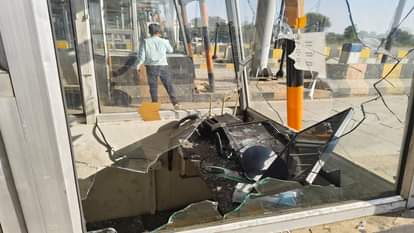 Youths riding a Bolero created a ruckus at the toll plaza at late night