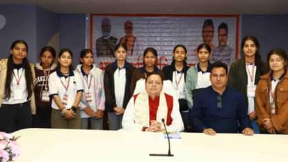 Bharat Darshan educational tour group met CM Dhami at Uttarakhand Niwas in New Delhi
