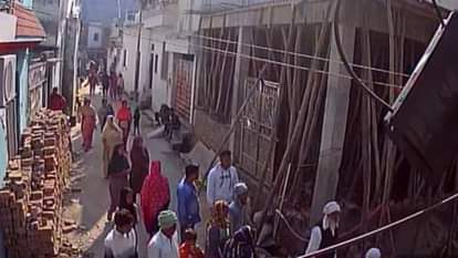 angry neighbors attacked the house after the gate was installed in front of the house in Bareilly