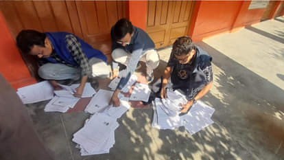 Problems are being faced during the SIR in Gorakhpur. Census papers are not reaching homes.