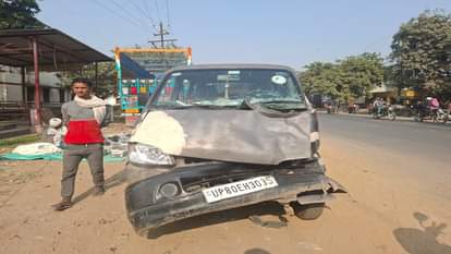 हादसे में क्षतिग्रस्त वैन