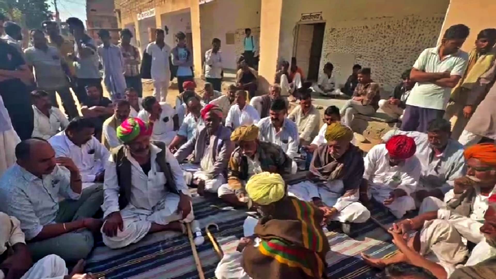 युवक की मौत को लेकर मोर्चरी के बाहर धरना देते परिजन और ग्रामीण