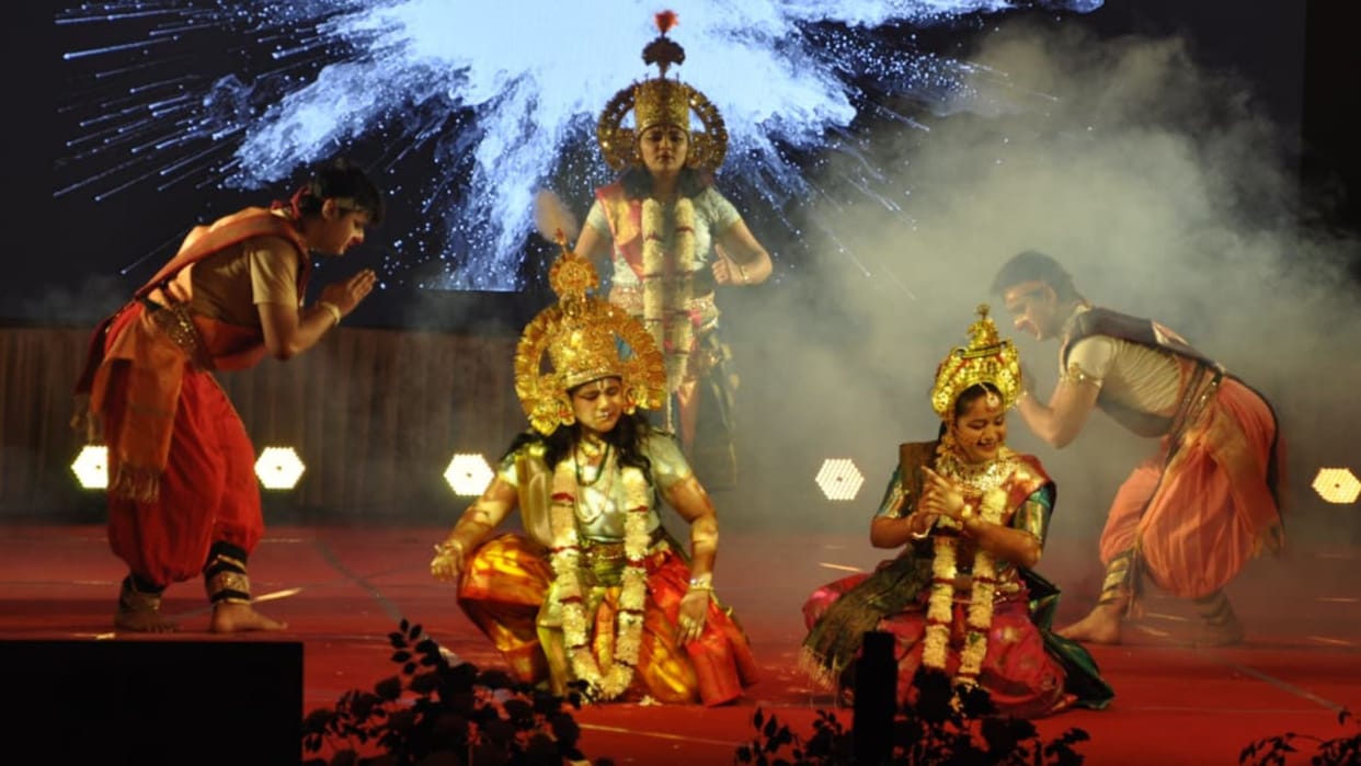 Kashi Shabdotsav 1000 young spectators under spell of Ram-Shakti for 60 minutes amidst celestial bodies