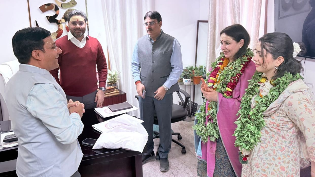 Anjali Tendulkar captivated by craftsmanship of Kashi bought five Banarasi saris in varanasi