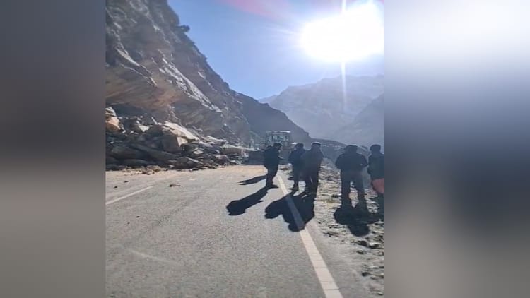 हिमाचल:पहाड़ी दरकने से तीन घंटे बंद रहा मनाली-लेह मार्ग, ठंड में ...