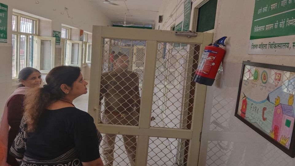 Saharanpur: UP Women Commission Chairman inspected women's hospital, asked patients - is there any problem
