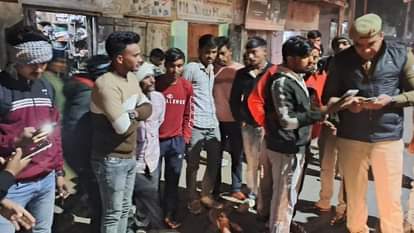 मुरसान कोतवाली के पास मौजूद पुलिस व अन्य लोग