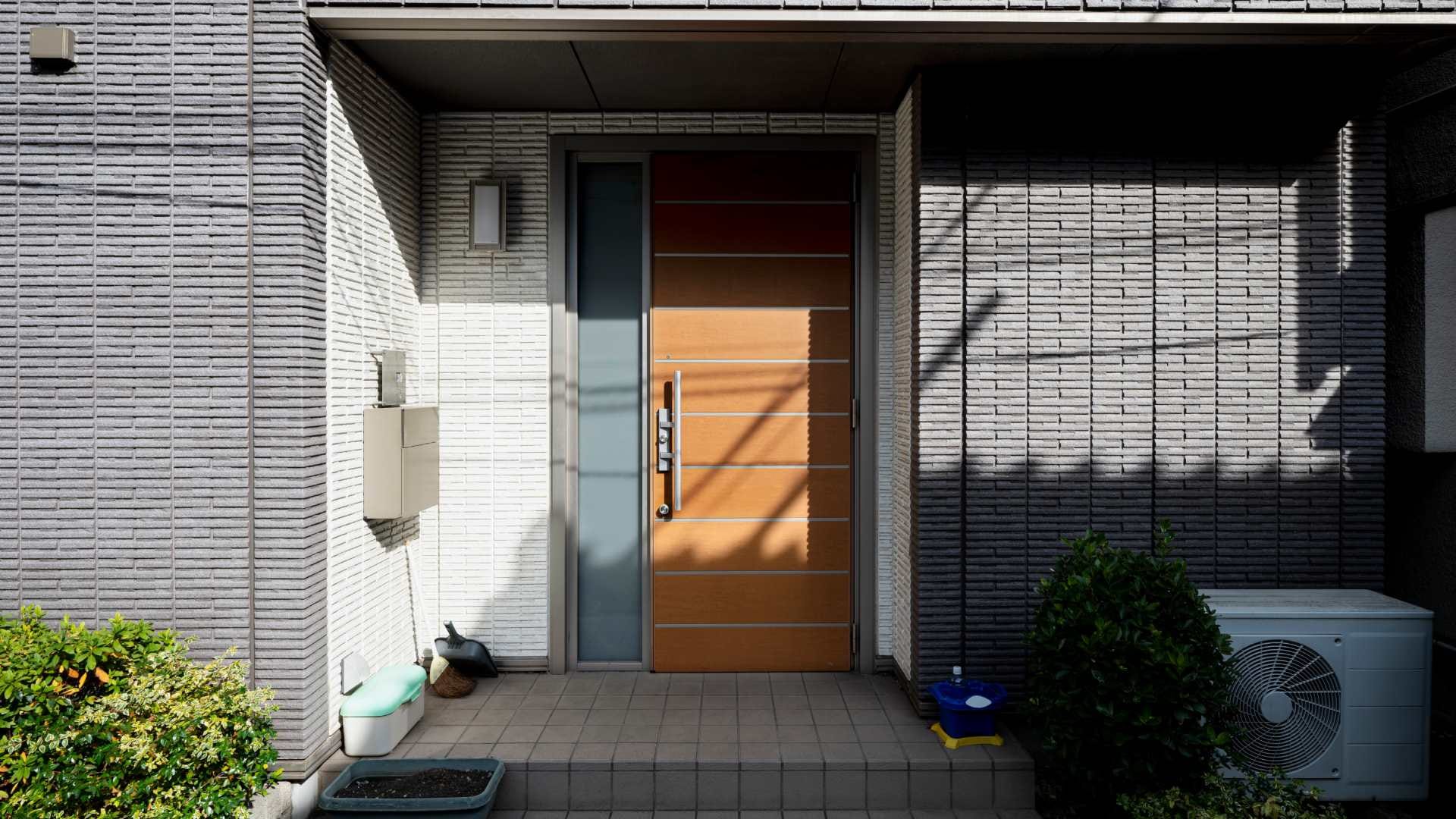 Vastu Tips For Main Door Do not keep These 5 Things In Front Of Main Door