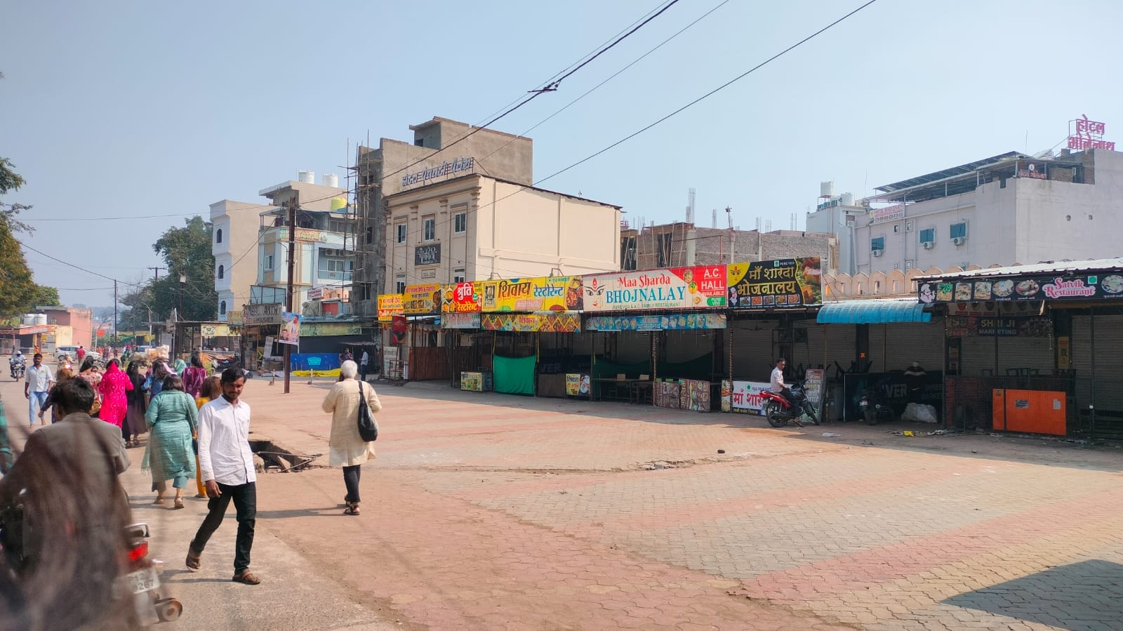 ओंकारेश्वर में लगभग सभी दुकानें बंद रहीं।