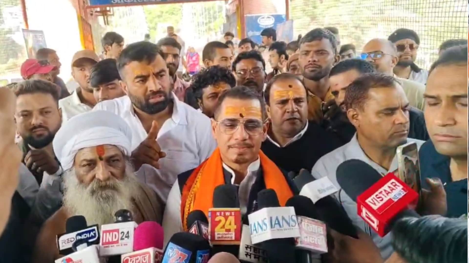 ओंकारेश्वर पहुंचे रॉबर्ट वाड्रा