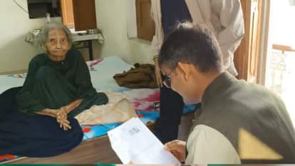 DM Satyendra Kumar got form filled by 105-year-old voter from Purvanchal in Varanasi