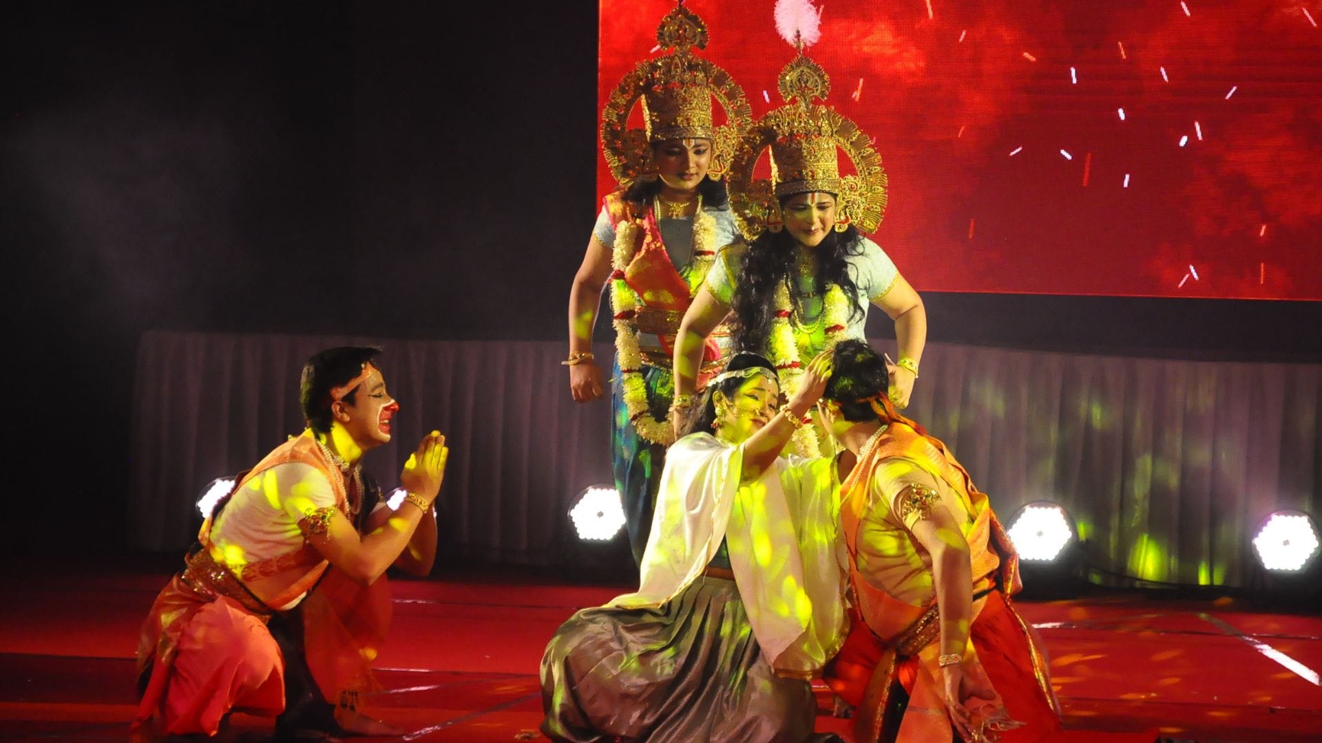 Kashi Shabdotsav 1000 young spectators under spell of Ram-Shakti for 60 minutes amidst celestial bodies